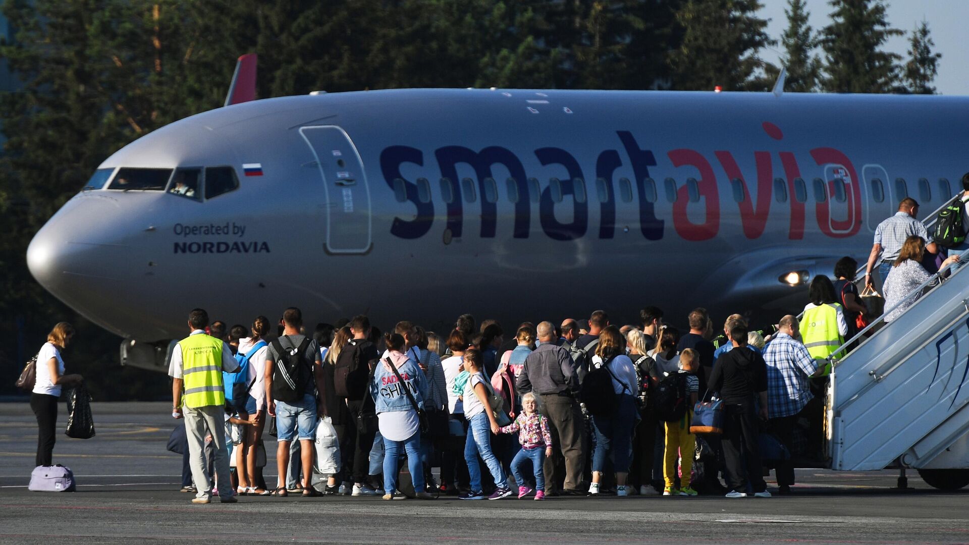 Пассажиры поднимаются на борт самолета Boeing 737-800 авиакомпании Smartavia в аэропорту Толмачево - ПРАЙМ, 1920, 17.07.2025