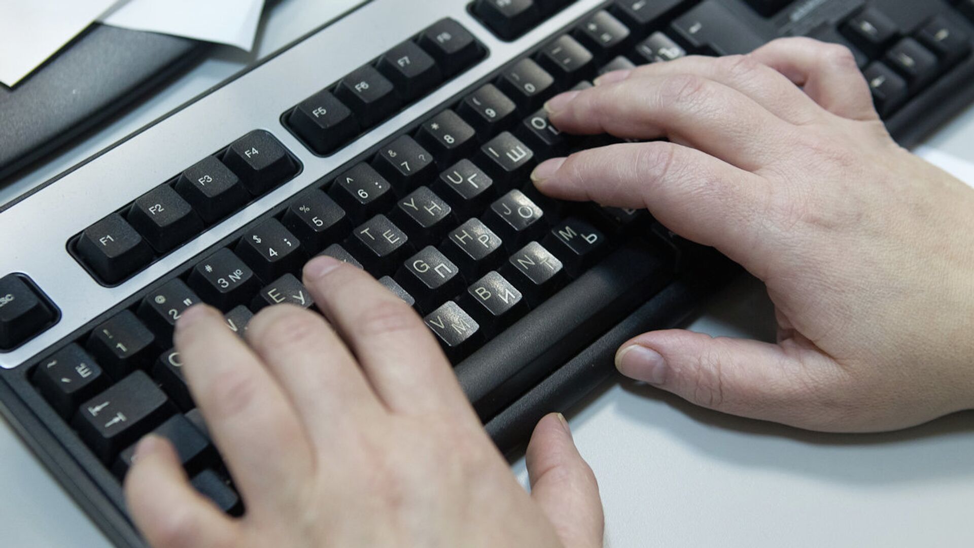 Работа за компьютером. Архивное фото.  - ПРАЙМ, 1920, 18.07.2025