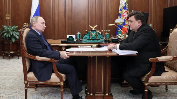 Президент РФ Владимир Путин и министр юстиции РФ Константин Чуйченко во время встречи Президент РФ Владимир Путин и министр юстиции РФ Константин Чуйченко во время встречи