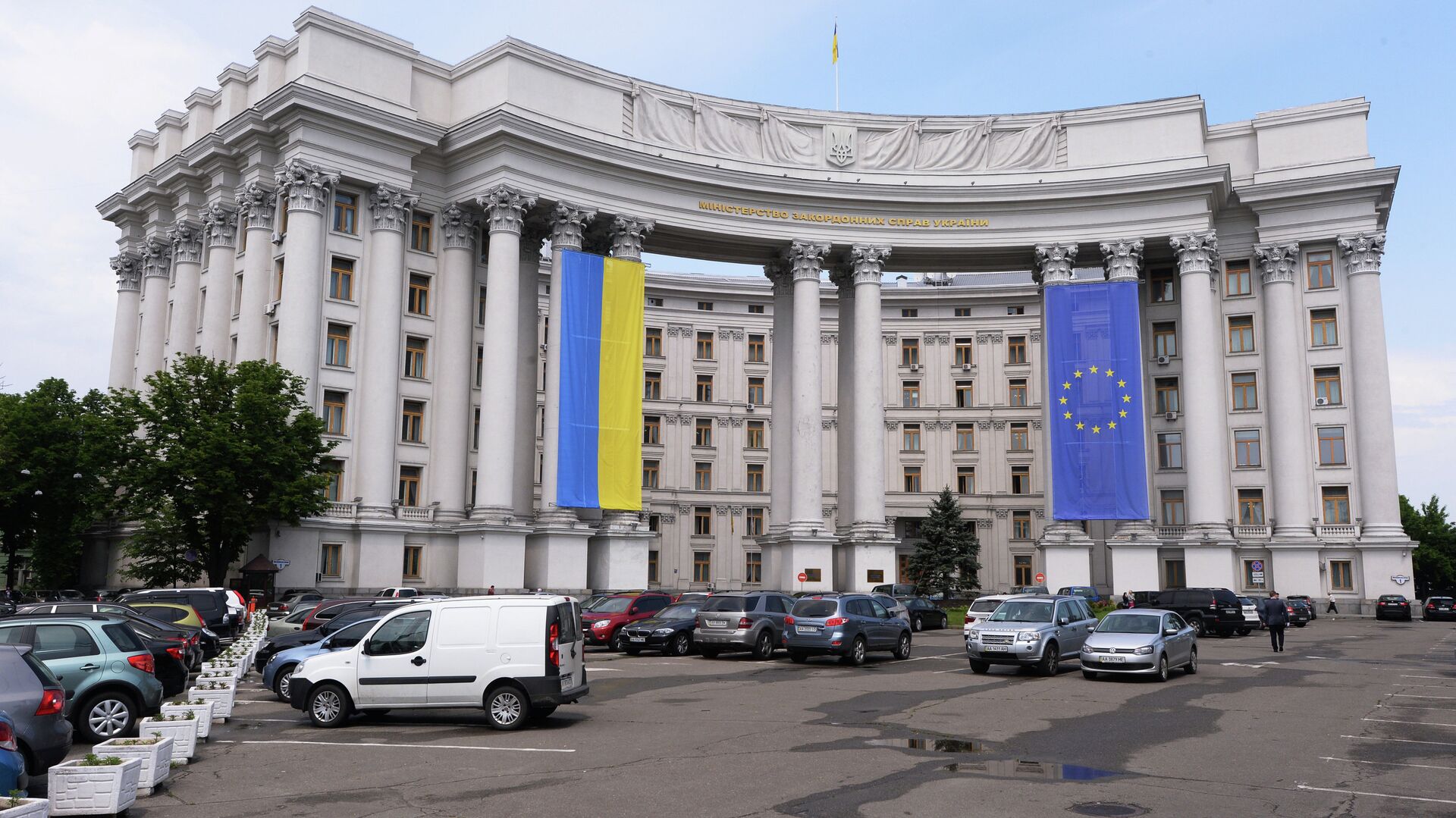 Здание МИДа Украины с национальным флагом Украины и флагом Евросоюза на фасаде - ПРАЙМ, 1920, 24.07.2025