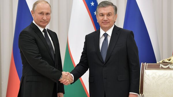 Президент РФ Владимир Путин и президент Узбекистана Шавкат Мирзиеев на церемонии официальной встречи в Ташкенте