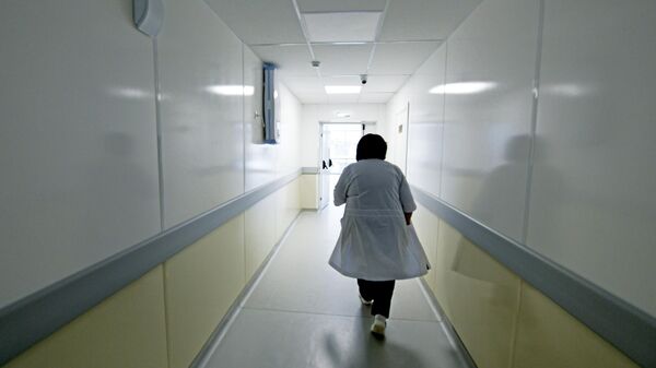 Медицинский сотрудник в коридоре больницы Медицинский сотрудник в коридоре больницы