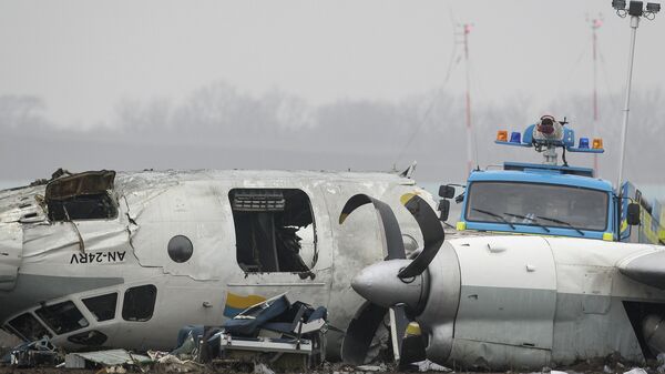 Обломки упавшего самолета Ан-24 под Донецком