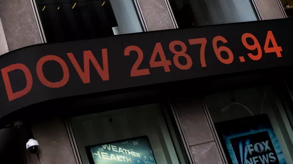 Информационная панель с данными об индексе Dow Jones на здании телекомпании Fox News в Нью-Йорке