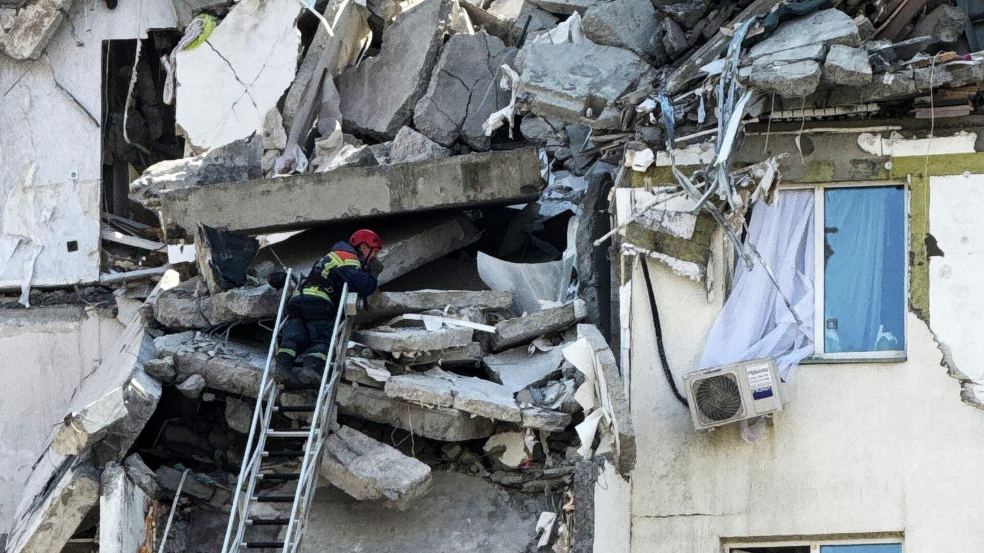 Последствия взрыва бытового газа в подъезде 10-этажного жилого дома в Саратове - ПРАЙМ, 1920, 25.07.2025