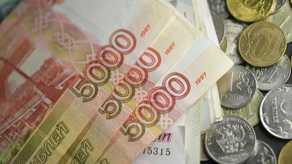 Денежные купюры и монеты