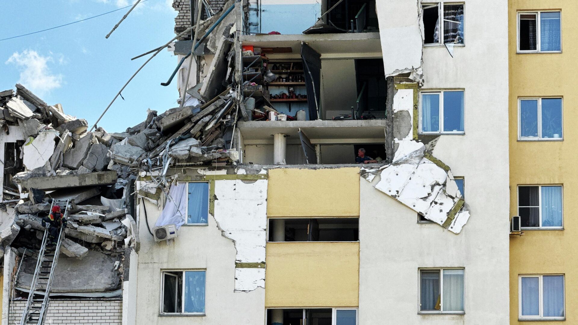 Последствия взрыва бытового газа в подъезде 10-этажного жилого дома в Саратове - ПРАЙМ, 1920, 26.07.2025