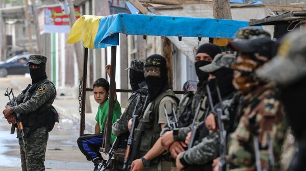 Военные и ребенок на одной из улиц сектора Газа