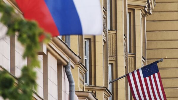 Флаги России и США на здании американского посольства в Москве