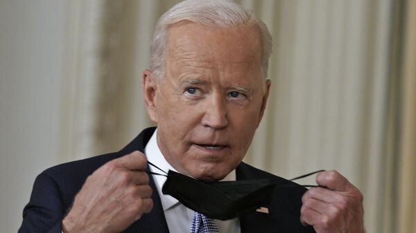 Президент США Джо Байден перед началом пресс-конференции, посвященной ситуации с коронавирусом, в Белом доме в Вашингтоне