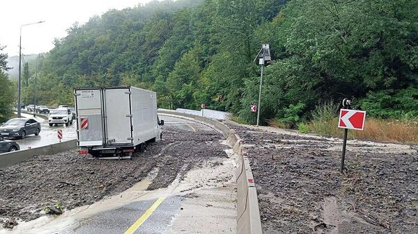 Сход грязевого потока на участок трассы в результате сильных осадков в Туапсинском районе Краснодарского края