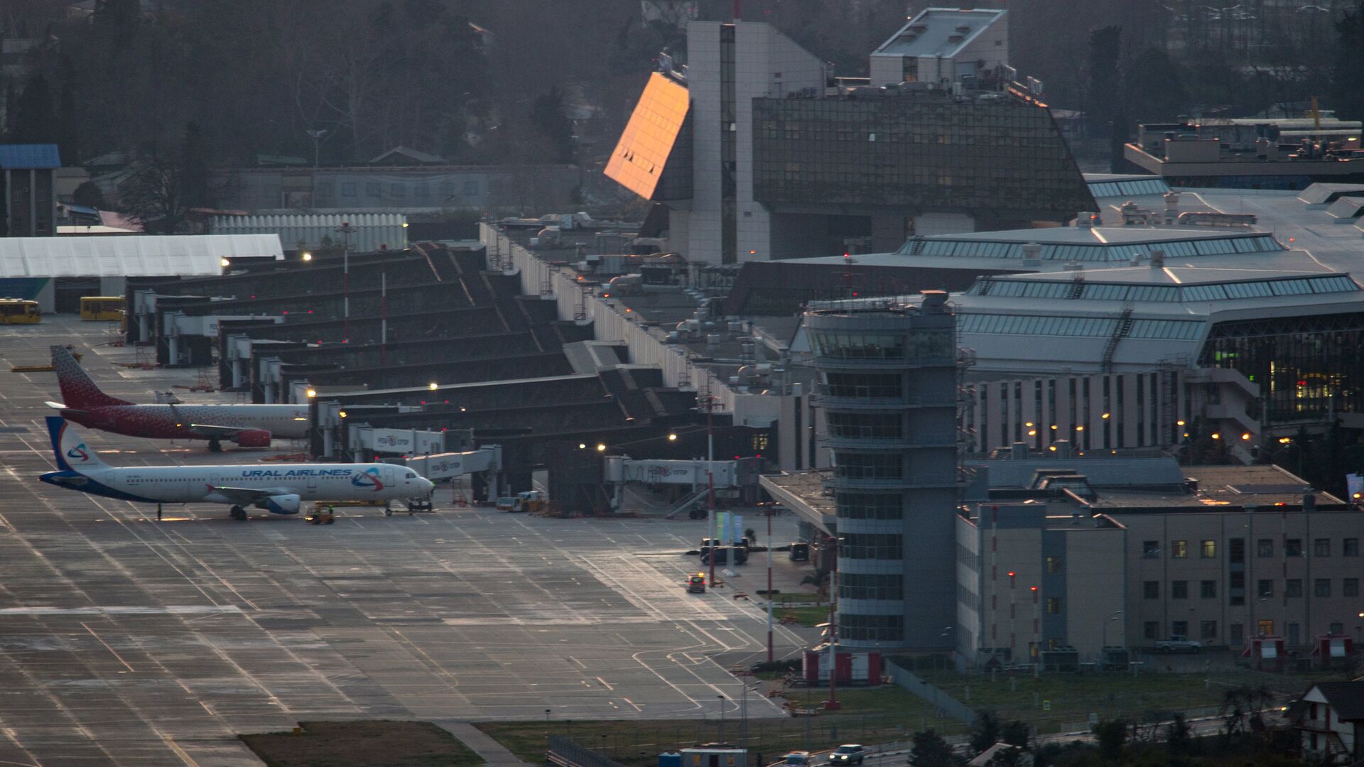 Самолеты в Международном аэропорту Сочи в Адлере - ПРАЙМ, 1920, 07.12.2025