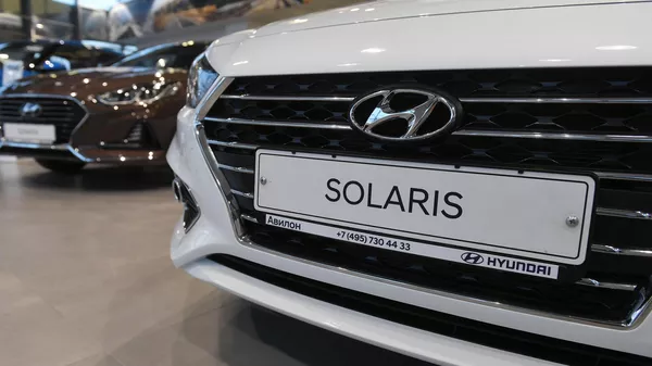 Автомобиль Hyundai Solaris в автосалоне в Москве