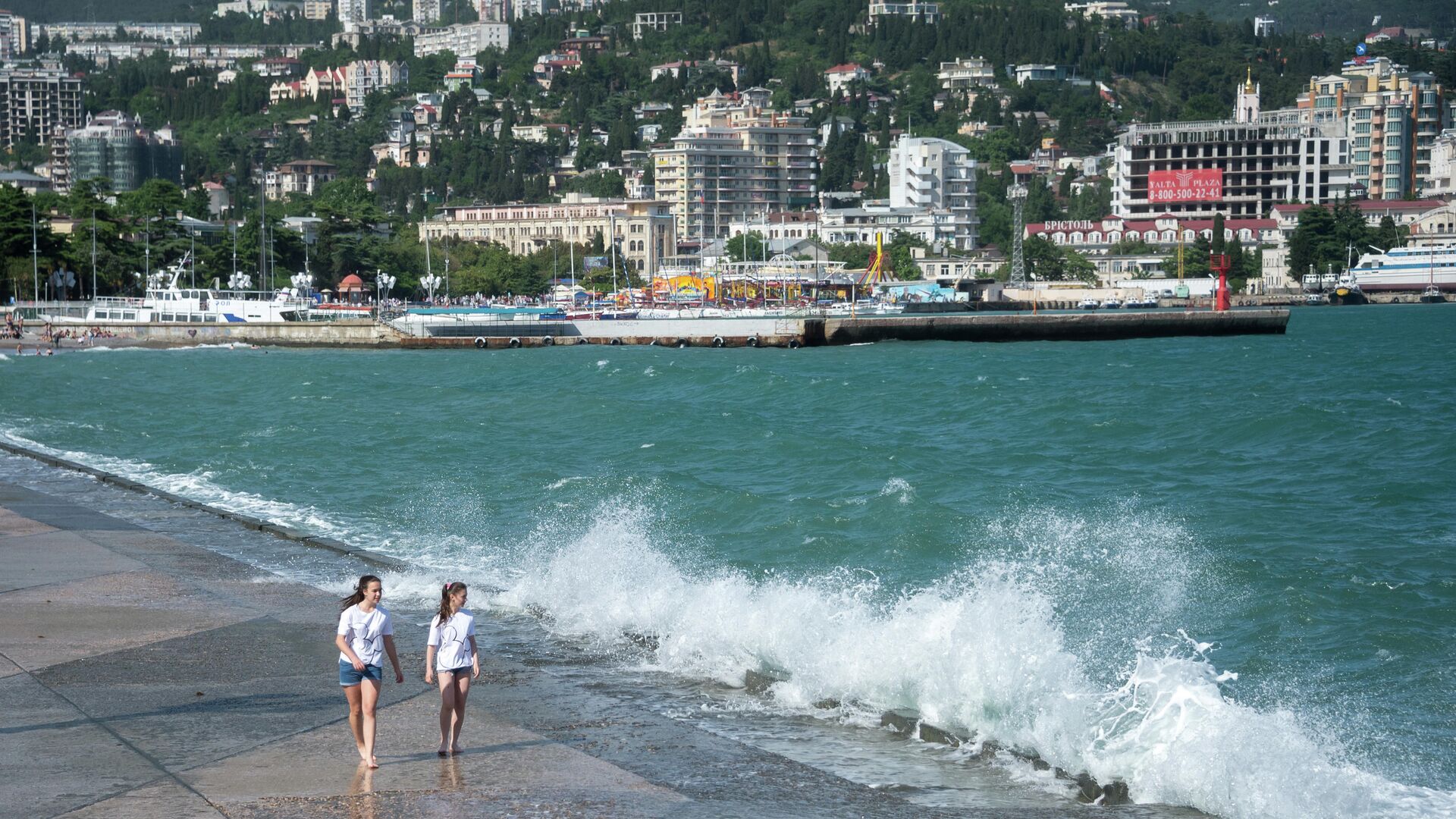 Отдыхающие на ялтинской набережной им. Ленина - ПРАЙМ, 1920, 06.08.2025