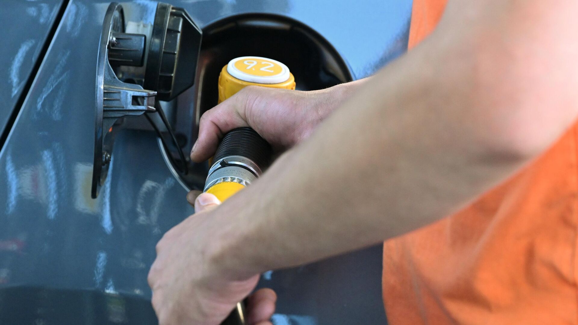 Заправка автомобиля топливом  - ПРАЙМ, 1920, 08.10.2025