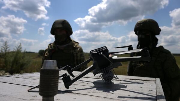 Военнослужащие на занятиях по подготовке операторов беспилотных летательных аппаратов (БПЛА) на одном из полигонов в зоне проведения специальной военной операции