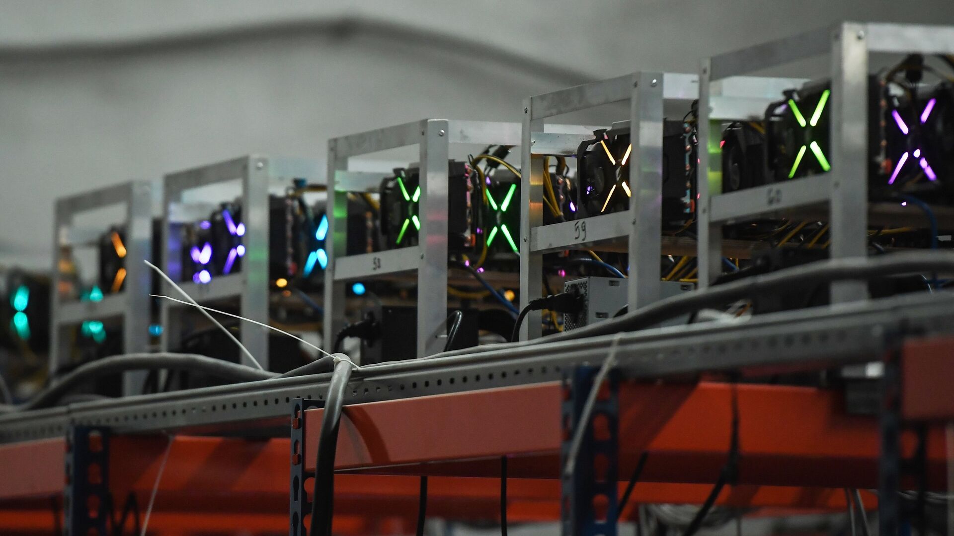 Стеллажи с фермами для майнинга криптовалют - ПРАЙМ, 1920, 11.08.2025