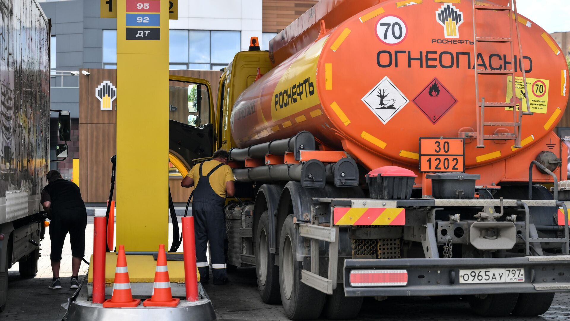 Заправка автомобилей бензином на заправочной станции - ПРАЙМ, 1920, 30.09.2025