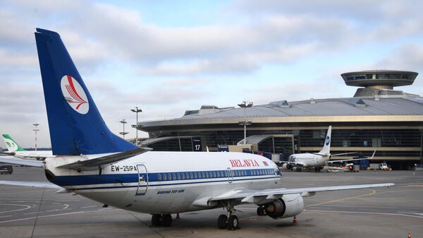Самолет компании Белавиа в аэропорту Внуково в Москве