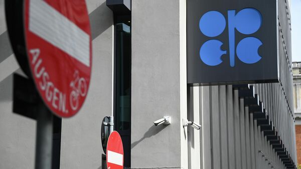 Логотип Организации стран-экспортеров нефти (ОПЕК) на здании штаб-квартиры организации в Вене