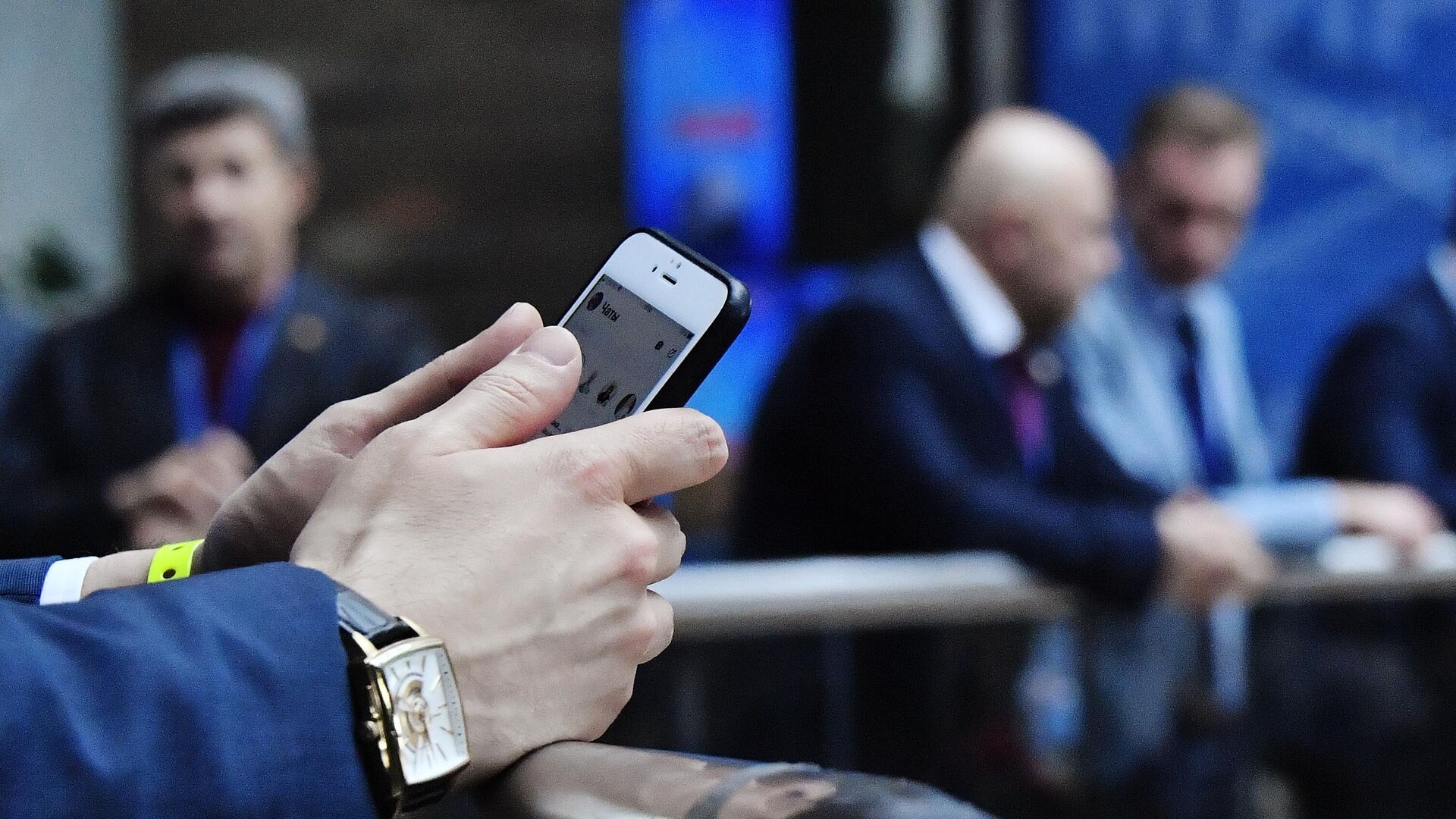 Смартфон в руках - ПРАЙМ, 1920, 27.10.2025