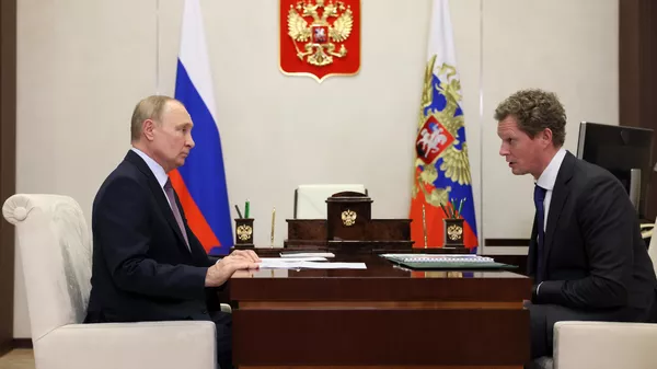 Президент РФ Владимир Путин и руководитель Федеральной налоговой службы РФ Даниил Егоров во время встречи