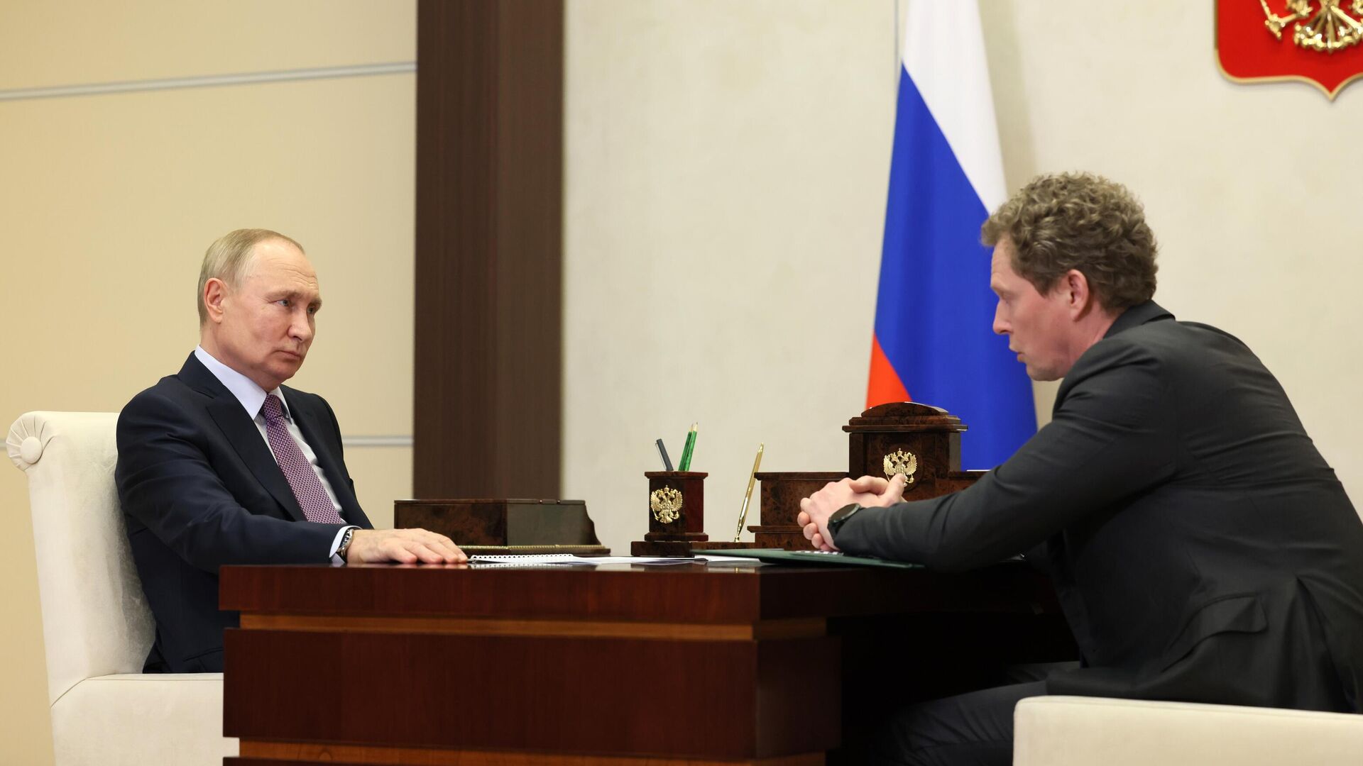 Президент РФ Владимир Путин и руководитель Федеральной налоговой службы РФ Даниил Егоров во время встречи - ПРАЙМ, 1920, 13.08.2025