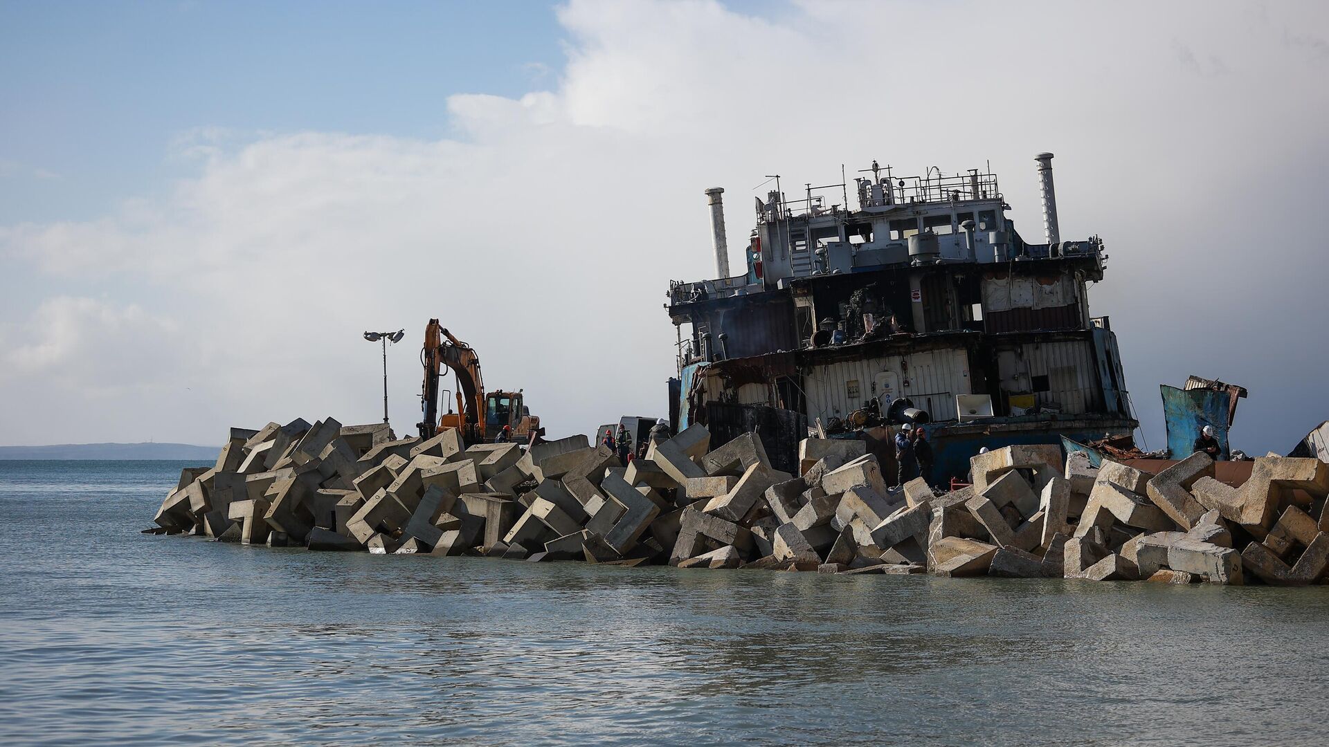 Демонтаж севшего на мель танкер Волгонефть-239 в Краснодарской крае - ПРАЙМ, 1920, 26.08.2025