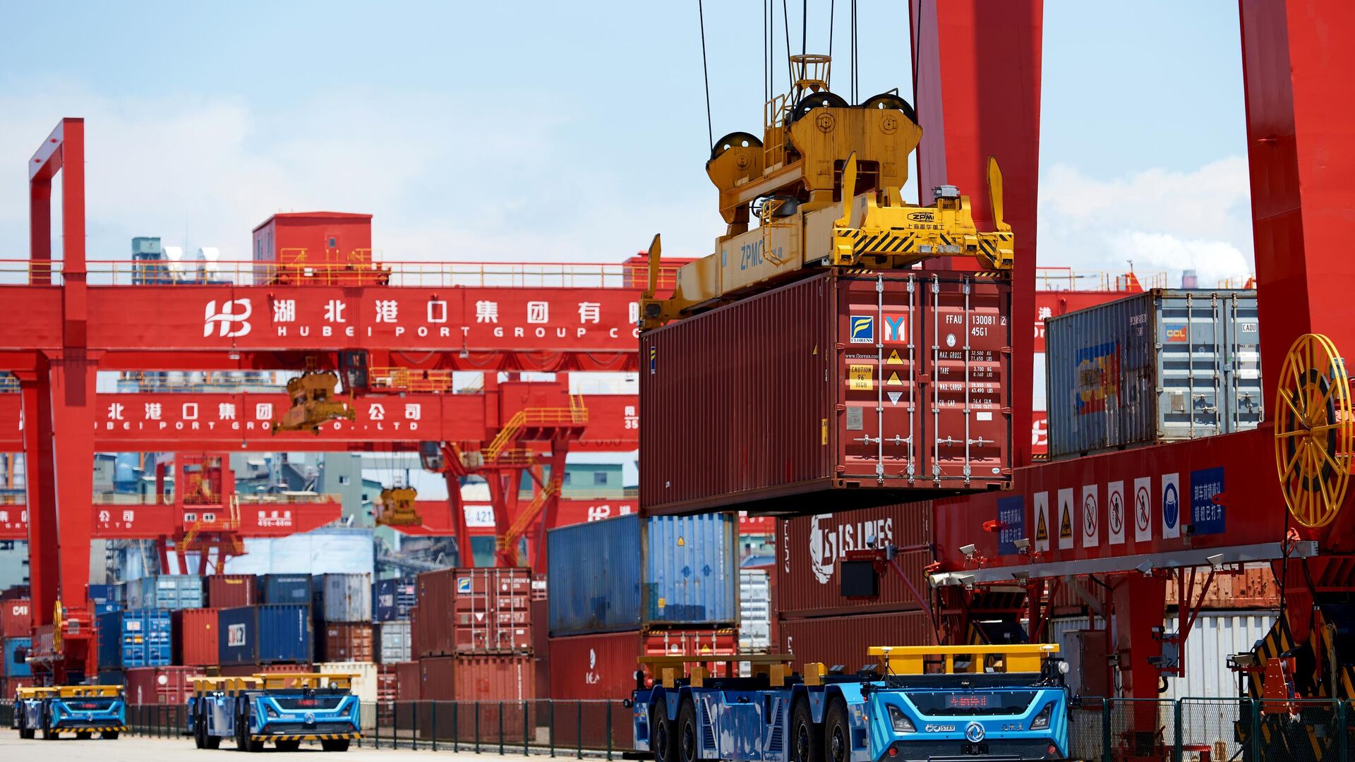 Платформы для железнодорожных контейнеров в китайском порту - ПРАЙМ, 1920, 18.08.2025