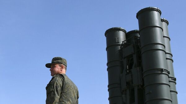 Военнослужащий у пусковой установки зенитно-ракетного комплекса С-400 Триумф