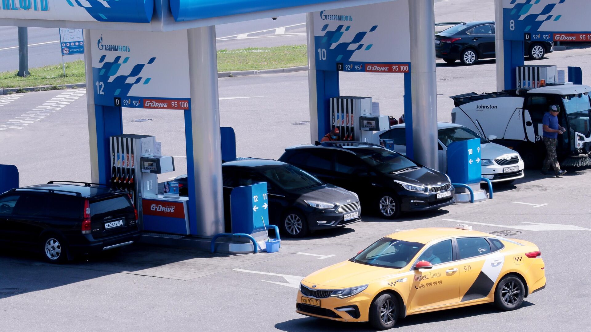 Автомобили на одной из автозаправочных станций Газпромнефть в Москве - ПРАЙМ, 1920, 20.08.2025