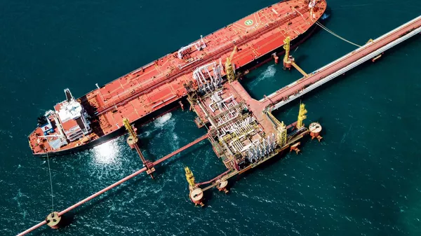 Нефтяной танкер у нефтеналивного терминала