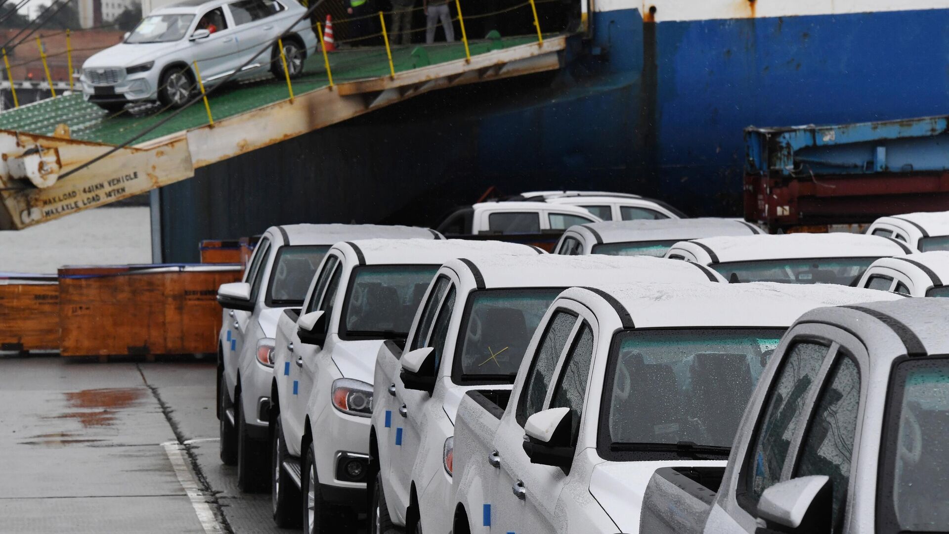 Разгрузка автомобилей, прибывших грузовым судном из Китая, во Владивостокском морском торговом порту - ПРАЙМ, 1920, 29.08.2025