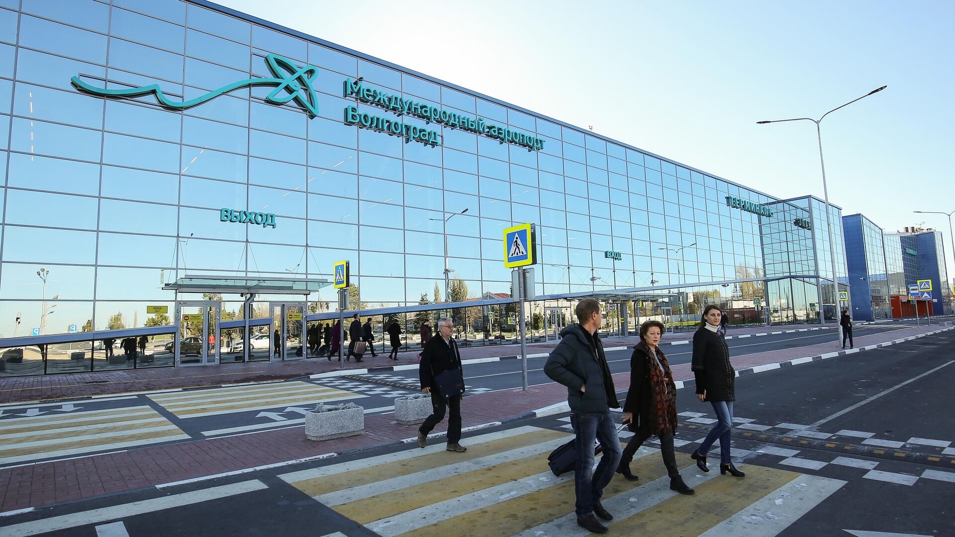 Люди у здания терминала C2 в международном аэропорту Волгограда - ПРАЙМ, 1920, 29.08.2025