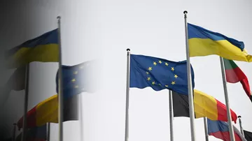 Флаг Украины и флаг с символикой Евросоюза у здания Европарламента в Страсбурге Флаг Украины и флаг с символикой Евросоюза у здания Европарламента в Страсбурге