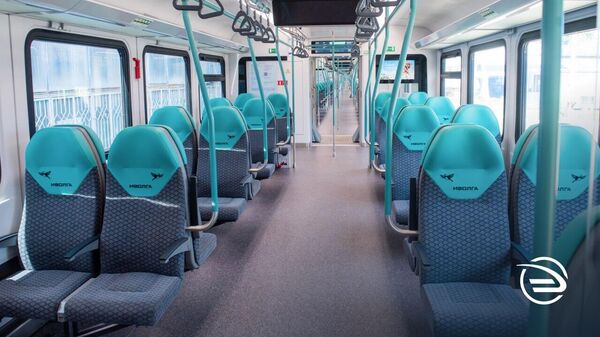 Первый поезд Иволга 4.0 с подголовниками кресел и поручнями мятного цвета