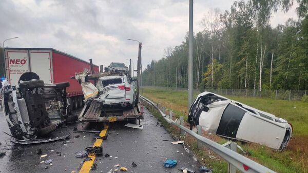 Последствия столкновения автовоза и фуры с цистерной со сжиженной углекислотой на трассе М-12 в Арзамасском районе Нижегородской области