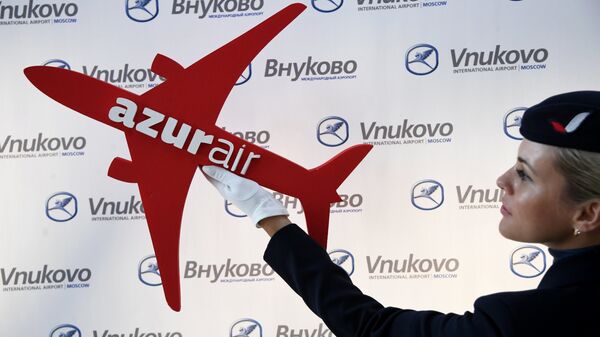 Сотрудница авиакомпании AZUR air в аэропорту Внуково Сотрудница авиакомпании AZUR air в аэропорту Внуково