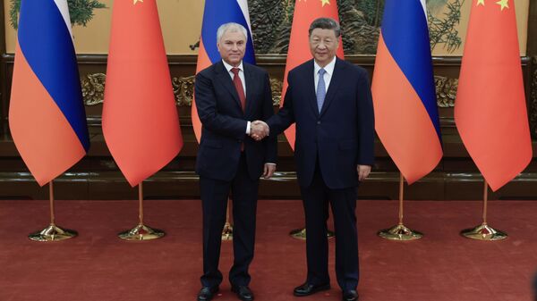 Спикер Государственной думы Вячеслав Володин и председатель КНР Си Цзиньпин во время встречи в Пекине Спикер Государственной думы Вячеслав Володин и председатель КНР Си Цзиньпин во время встречи в Пекине