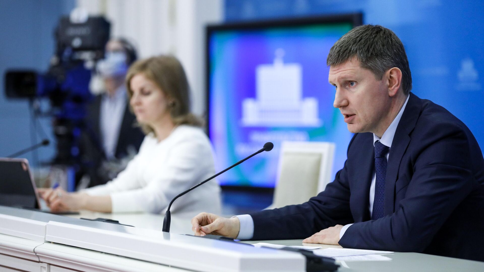 Министр экономического развития РФ Максим Решетников во время брифинга в Доме правительства РФ - ПРАЙМ, 1920, 27.08.2025