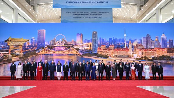 Президент РФ Владимир Путин на церемонии совместного фотографирования глав государств - членов Шанхайской организации сотрудничества в Тяньцзине