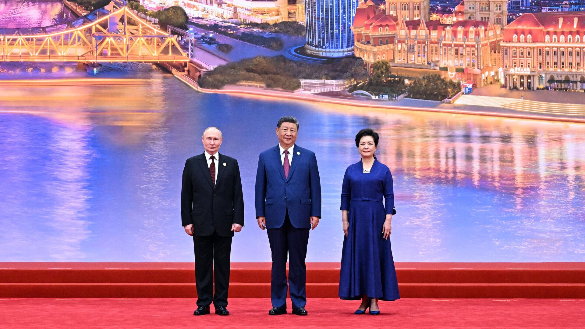 Владимир Путин и председатель Китайской Народной Республики Си Цзиньпин с супругой Пэн Лиюань на церемонии приветствия глав государств – членов Шанхайской организации сотрудничества в Тяньцзине - ПРАЙМ, 1920, 31.08.2025