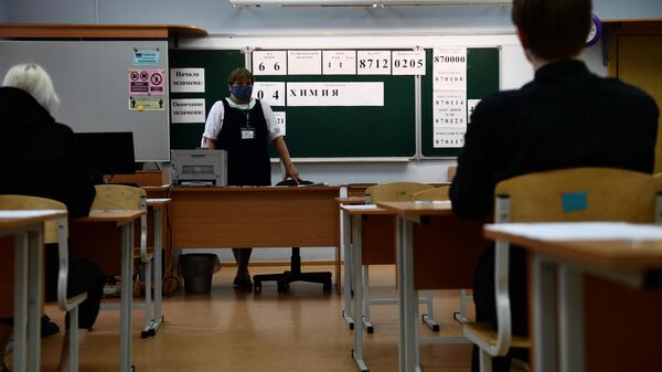 Преподаватель в классе перед началом единого государственного экзамена