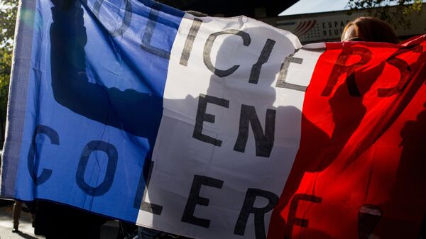 Французские полицейские во время акции протеста в Париже