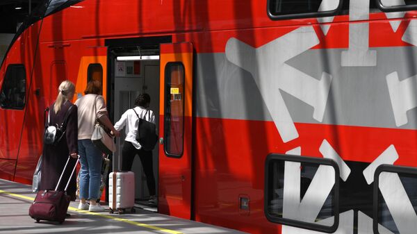 Пассажиры на перроне нового железнодорожного терминала для поездов Аэроэкспресс в аэропорту Шереметьево Пассажиры на перроне нового железнодорожного терминала для поездов Аэроэкспресс в аэропорту Шереметьево