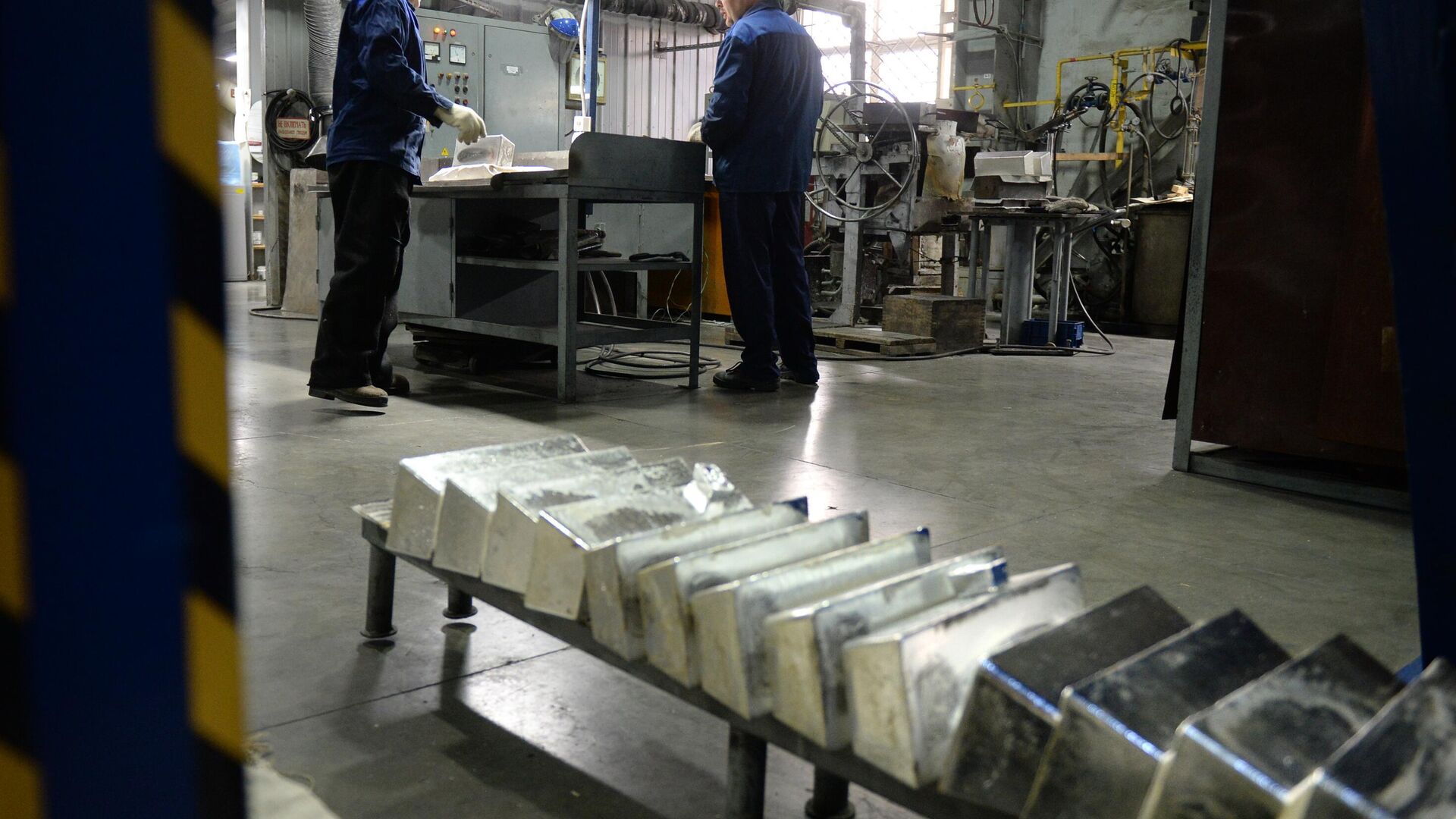 Выплавка серебряных слитков в цехе - ПРАЙМ, 1920, 01.09.2025