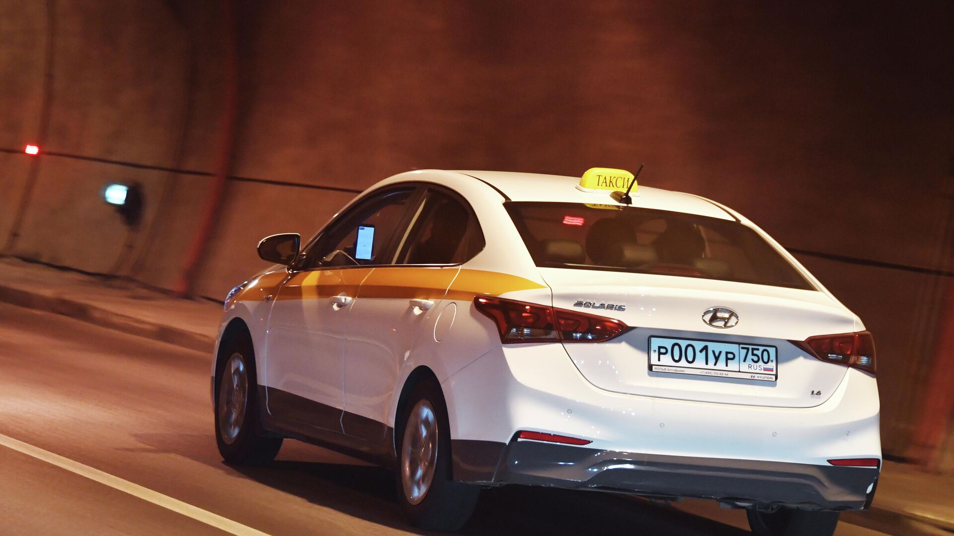 Автомобиль такси едет в тоннеле Автомобиль такси едет в тоннеле - ПРАЙМ, 1920, 21.10.2025