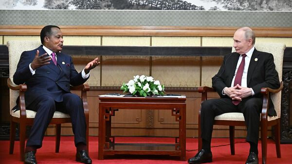 Президент РФ Владимир Путин и президент Республики Конго Дени Сассу-Нгессо во время встречи в Пекине