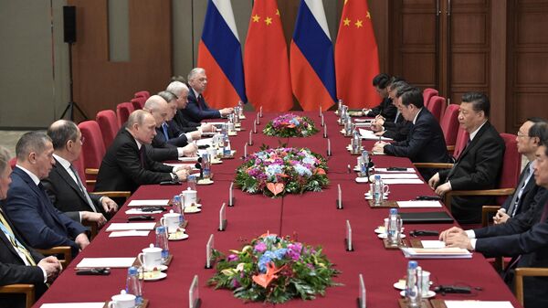 Президент РФ Владимир Путин и председатель Китайской народной республики (КНР) Си Цзиньпин во время встречи в Пекине