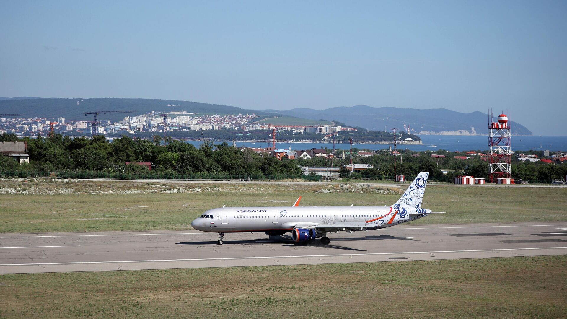 Самолет авиакомпании Аэрофлот, совершающий рейс из Москвы, совершает посадку в аэропорту Геленджика Самолет авиакомпании Аэрофлот, совершающий рейс из Москвы, совершает посадку в аэропорту Геленджика - ПРАЙМ, 1920, 01.10.2025